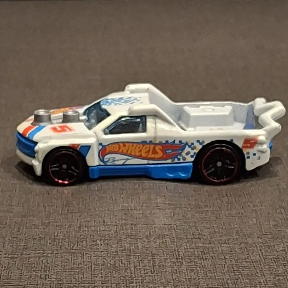 Hot Wheels Showdown 2012 Fig Rig X1654 White Blue HW Race Diecast Toy